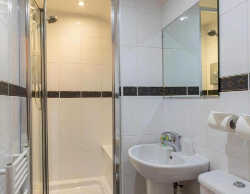 Cosy Bathroom 1
